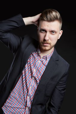 Karanlık bir arka plan güzel seksi acımasız adam portresi. Sarışın güzel parlak saçlar ile. Bir işadamı, bir yönetici, gömlekli bir adam. Adam yandan saatli