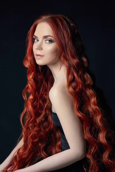 Sexy schöne rothaarige Mädchen mit langen Haaren. perfektes Frauenporträt auf schwarzem Hintergrund. wunderschöne Haare und tiefe Augen. natürliche Schönheit, saubere Haut, Gesichtspflege und Haare. starkes und dickes Haar — Stockfoto