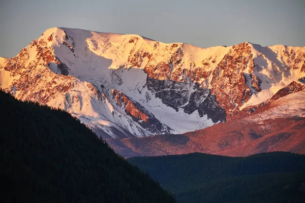 Ałtaj, ośnieżone góry, o zachodzie słońca. Świeci słońce wieczór w górach, jesień krajobraz Altay. Hałasu i rozmycie. — Zdjęcie stockowe