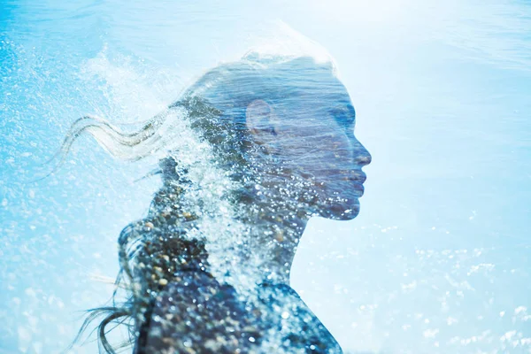 Sommaren porträtt av en flicka i blå havet vågor. Vacker blondin på bakgrunden av havet, sommarsemester vid havet. En mystisk flicka i havet skum. — Stockfoto