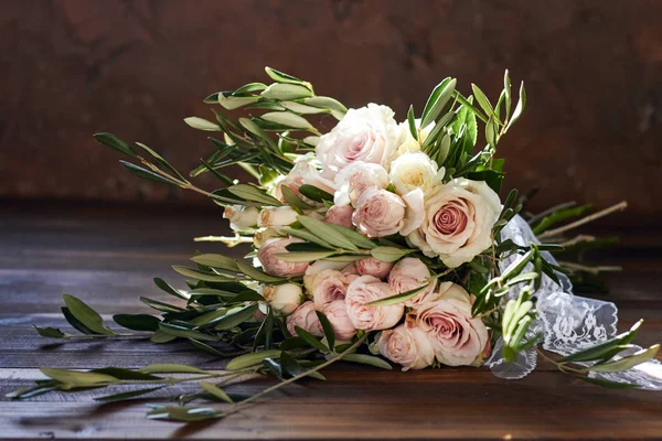 Schöner Sommer Blumenstrauß für Mädchen. Strauß für ein erstes Date und für die Hochzeit. hellen Farben Studio. — Stockfoto