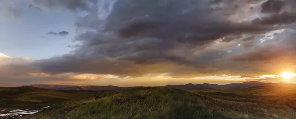 Закат в степи, красивое вечернее небо с облаками, плато Укок, никого вокруг, Алтай, Сибирь, Россия . — стоковое фото