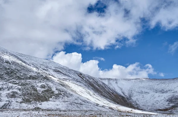 Altay őszi táj. Naplemente a sztyepp, szép esti égbolton a felhők, Platón Ukok, senki nem körül, Altáj, Szibéria, Oroszország. — Stock Fotó