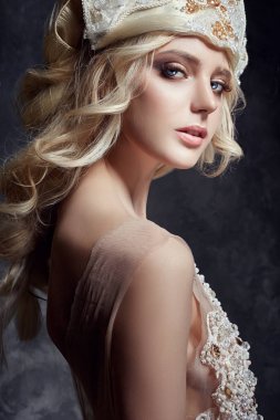 Sanat uzun kirpik ve açık cilt ile sarışın kız moda. Cilt Bakımı ve kirpikleri. Güzel dudaklar. Prenses Kraliçe peri.