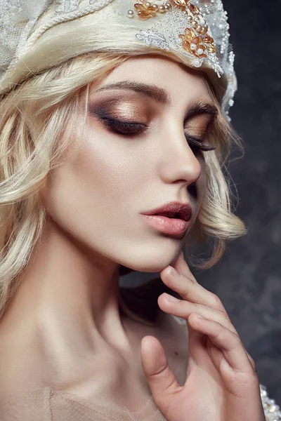 Art fashion Blonde girl with long eyelashes and clear skin. Skin care and lashes. Beautiful lips. Princess Queen fairy. — Stock Photo, Image