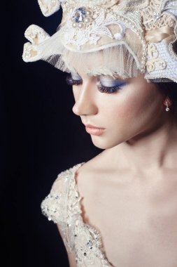 Sanat güzellik kız portre, kirpik ve makyaj. Saf cilt, Cilt Bakımı ve kirpik. Kadın Rus ulusal elbise ve taç. Yüz moda makyaj.