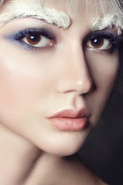 Sanat güzellik kız portre, kirpik ve makyaj. Saf cilt, Cilt Bakımı ve kirpik. Kadın Rus ulusal elbise ve taç. Yüz moda makyaj.