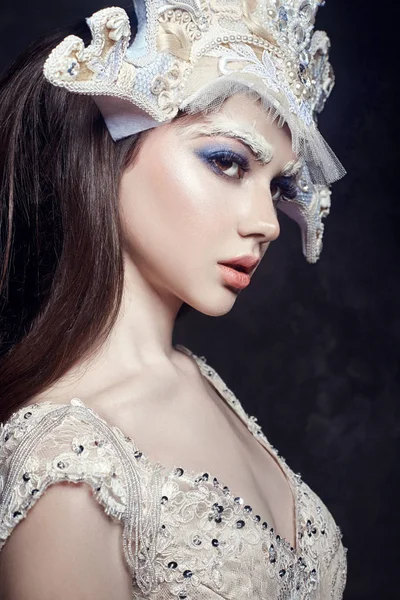 Sanat güzellik kız portre, kirpik ve makyaj. Saf cilt, Cilt Bakımı ve kirpik. Kadın Rus ulusal elbise ve taç. Yüz moda makyaj.
