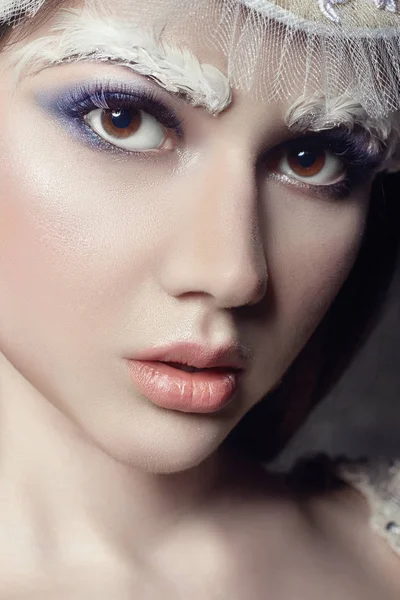 Kunst Schönheit Mädchen Porträt, Wimpern und Make-up. reine Haut, Hautpflege und Wimpern. Frau in russischer Nationaltracht und Diadem. Mode Make-up im Gesicht. — Stockfoto