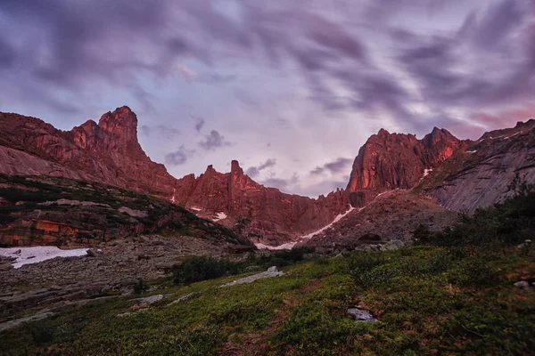 Tramonto sulle montagne vicino al lago. Luce solare riflessa sulle cime delle montagne. Luce dorata dal cielo riflessa in un lago di montagna. Ergaki — Foto Stock