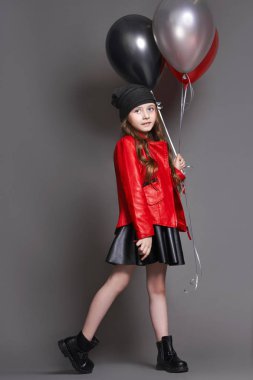 Renk balonlar wink ile kız moda. Karanlık bir arka plan üzerinde Studio fotoğraf