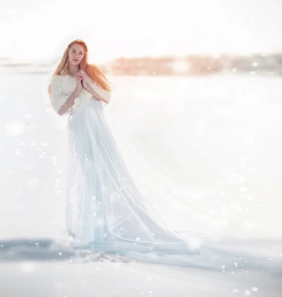 Fada da neve, a Rainha da neve. Menina em um vestido branco de pé na neve, maneira maravilhosa. Fada de Natal — Fotografia de Stock