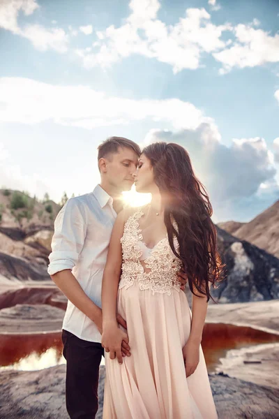 Sexy paar verliefd zoenen en knuffelen op de achtergrond van fabul — Stockfoto