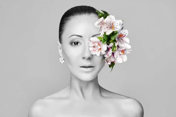 Beautiful Nude asian attractive brunette with flowers on his head. Fashion beautiful makeup, clean skin, facial care. Portrait of young asian beautiful woman with perfect skin, black and white. — Stock Photo, Image