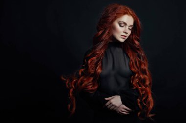 Siyah arka plan üzerine uzun saçlı Kızıl saçlı seksi kadın portresi. Mavi gözlü, güzel temiz cilt, güzel doğal makyaj, Kızıl saçlı ile mükemmel kız