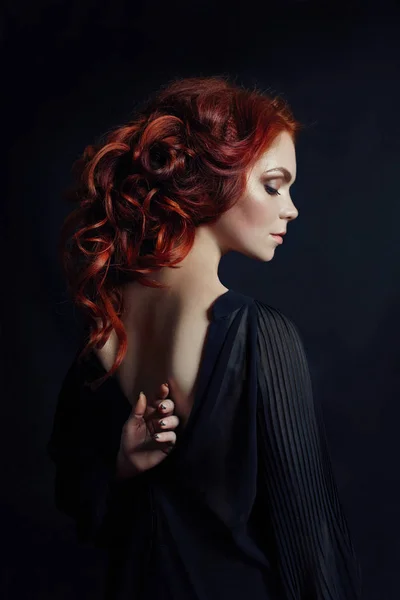 Portretul femeii sexy roșcată cu păr lung pe fundal negru. Fata perfecta cu ochi albastri, piele curata, machiaj natural frumos, par rosu — Fotografie, imagine de stoc