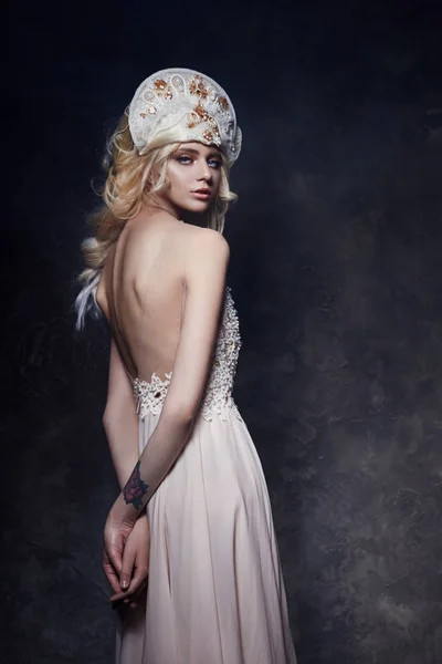 Hermosa mujer rubia en vestido con la espalda desnuda y una tiara en él — Foto de Stock