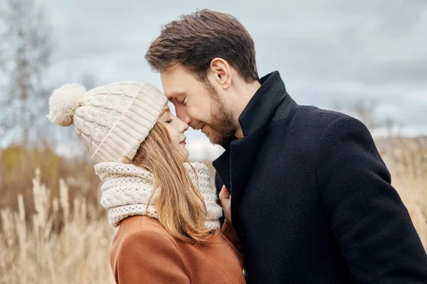 Verliefde paar wandelen in het Park in de herfst knuffels en kusjes. Herfst — Stockfoto