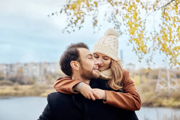 Verliefde paar wandelen in het Park in de herfst knuffels en kusjes. Herfst — Stockfoto