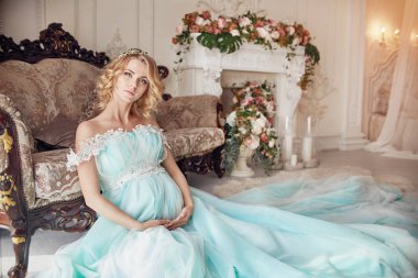 Lüks moda hamile sarışın kadın bir gelinlik. Düğün 