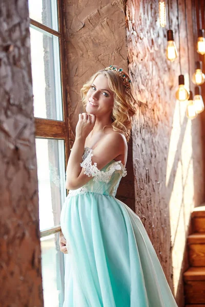 Luxury fashion pregnant blond woman in a wedding dress. Wedding — Stock Photo, Image