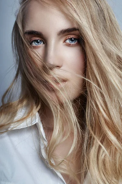 Gizemli ve romantik rüzgarda sallayarak uzun sarı saçlı. Kadın beyaz gömlek, güzel gözleri ve açık cilt. Şehvetli kız bak, dinamik saç. — Stok fotoğraf