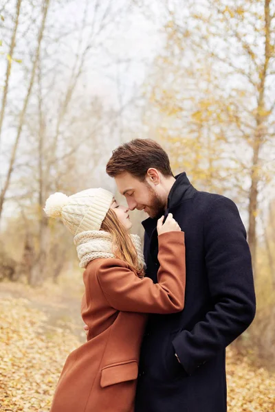 Casal apaixonado andando no Outono Park, clima fresco outono. A — Fotografia de Stock