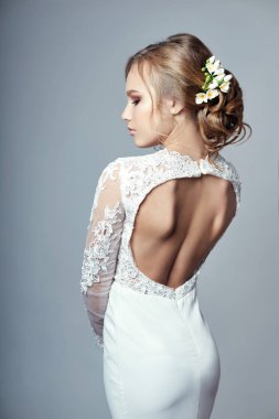 Genç gelin bir lüks beyaz gelinlik ve güzel saç. Düğün, Gelin, güzel makyaj ve saç modeli mükemmel bir rakam daha önce kadın.