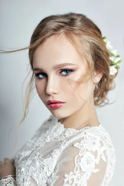 Braut vor der Trauung, eine perfekte Figur der Braut, schönes Make-up und Haare. junge Braut in einem luxuriösen weißen Hochzeitskleid und einer schönen Frisur. — Stockfoto