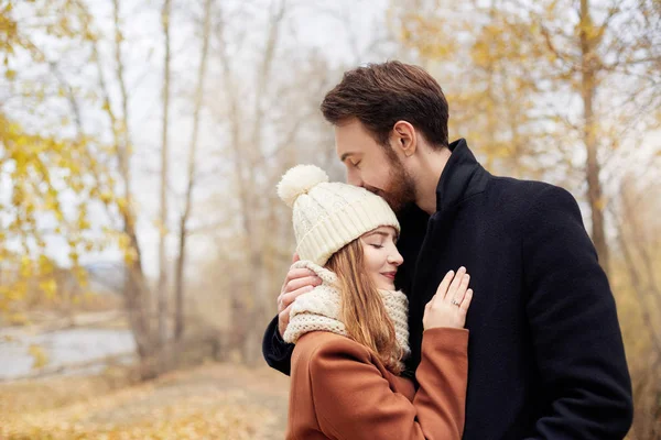 Verliebte Paare spazieren im Park, Valentinstag. ein Mann und ein — Stockfoto