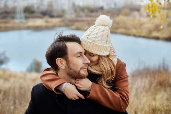 Paar verliefd wandelen in het Park, Valentijnsdag. Een man en een — Stockfoto