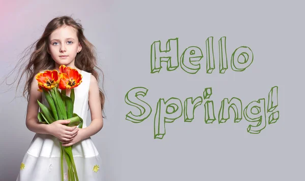 Olá Primavera, 8 de Março. Moda menina ruiva com tulipas nas mãos. Foto do estúdio sobre fundo de cor clara. Dia da primavera, Dia de anos, feriado, dia da mãe, primeiro dia de escola . — Fotografia de Stock