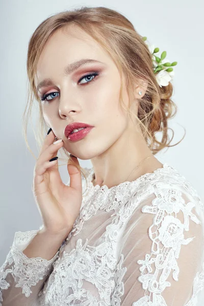 Novia antes de la ceremonia de la boda, una figura perfecta de la novia, hermoso maquillaje y cabello. Novia joven en un lujoso vestido de novia blanco y un hermoso peinado . —  Fotos de Stock
