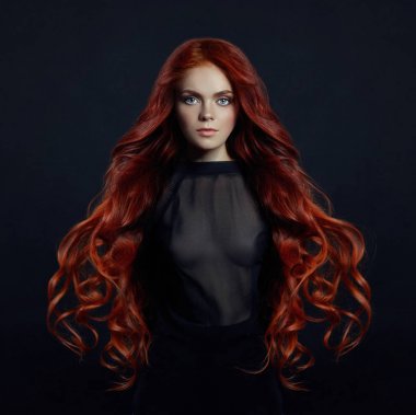 Siyah adam uzun saçlı Kızıl saçlı seksi kadın portresi