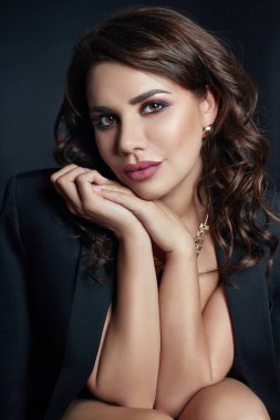 Erotik siyah jacke güzel kıvırcık saçlı seksi esmer