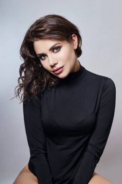 Kıvırcık saçlı seksi kadın portre portre. Esmer kız siyah r