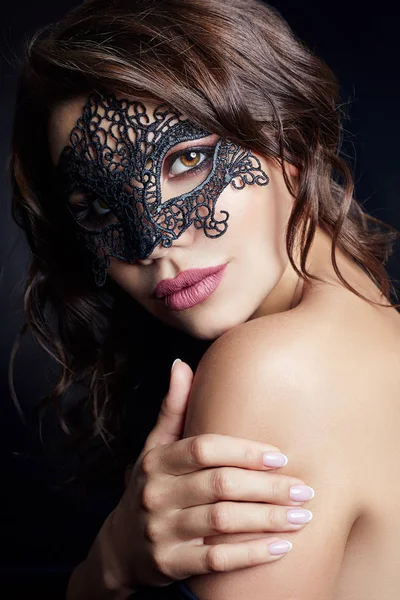 Siyah bir maske gizemli kız maskeli balo. Seksi çıplak esmer 
