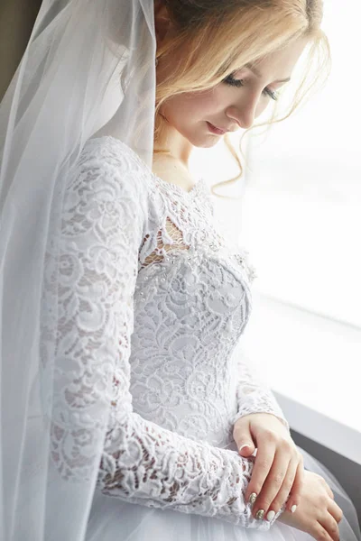 Retrato de una novia en un elegante vestido de novia blanco que se prepara para — Foto de Stock