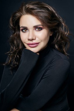 Seksi siyah boğazlı kazak ile uzun bir kadınla portresi