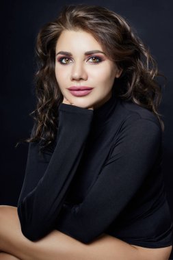 Seksi siyah boğazlı kazak ile uzun bir kadınla portresi