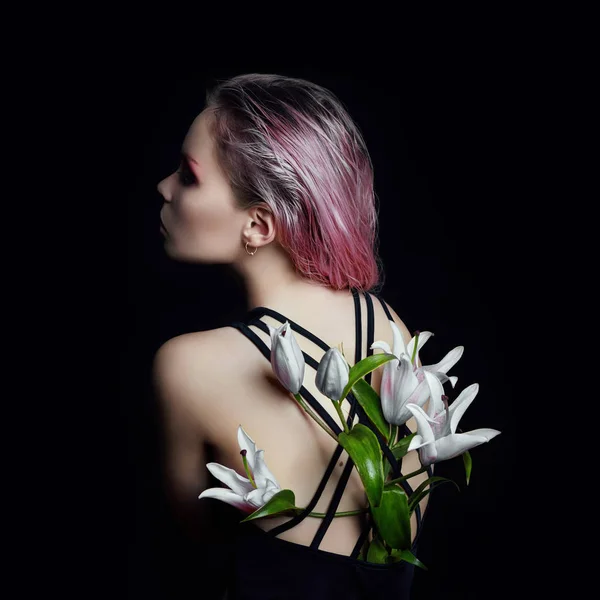 Umělecké krásy dívka s liliemi za na černém pozadí. Creati — Stock fotografie
