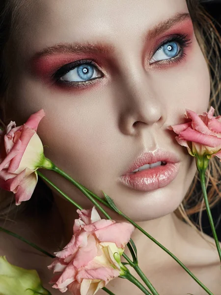 Arte beleza menina rosto closeup com rosa nas mãos em preto backgro — Fotografia de Stock