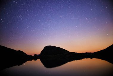 Gece boyunca dağ Vadisi aralığı Arkhyz, Rusya, Kafkasya. Dağlarda muhteşem gece yıldızlı gökyüzü dağlar, şaşırtıcı doğa, yaz. Seyahat ve zam.