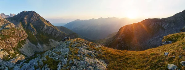 Photo panoramique de la vallée montagneuse estivale de la crête d'Arkhyz, Russie, Caucase. Lever et coucher de soleil fabuleux dans les montagnes, nature étonnante, été dans les montagnes. Voyage et randonnée . — Photo