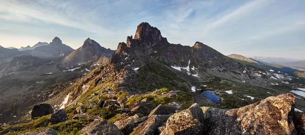 Foto panorámica del valle de la montaña de primavera Parque natural Ergaki, Rusia. Fabuloso amanecer y atardecer en las montañas, increíble naturaleza, primavera en las montañas. Viajes y caminatas . — Foto de Stock