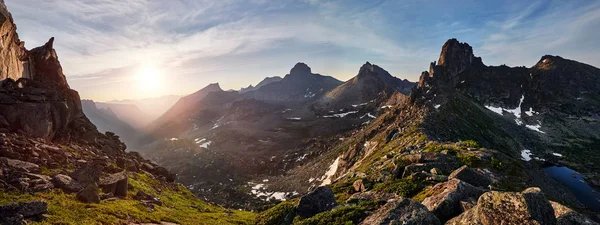 Panoramabild av våren berget dalen naturliga Park Ergaki, Ryssland. Utmärkt soluppgång och solnedgång i bergen, fantastiska natur, våren i bergen. Resa och vandra. — Stockfoto