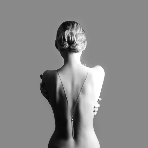 Μόδα γυμνό τέχνη γυμνό πίσω ξανθιά γυναίκα σε γκρι φόντο. G — Φωτογραφία Αρχείου