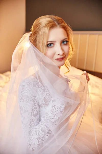 Novia rubia en un vestido de novia blanco y un largo velo está esperando —  Fotos de Stock