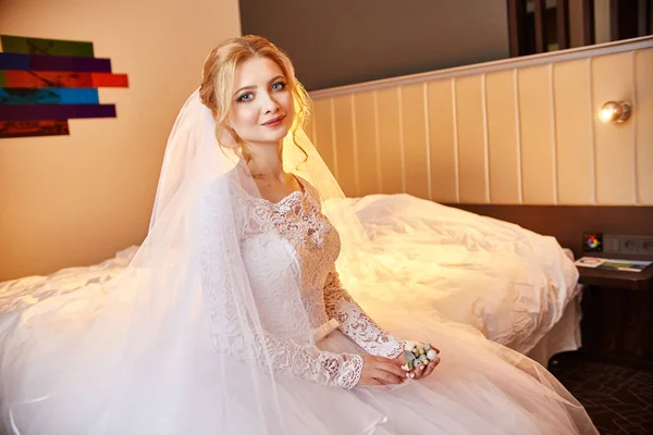 Belle mariée en robe de mariée blanche le jour du mariage. Une femme attend son fiancé avant la cérémonie de mariage. Fille avec un voile sur la tête — Photo