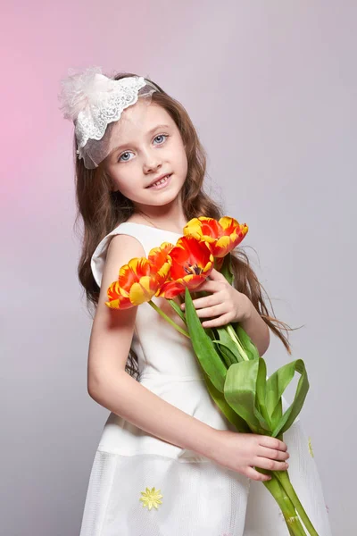 女孩与大蓝动漫的眼睛和一束郁金香花在 — 图库照片